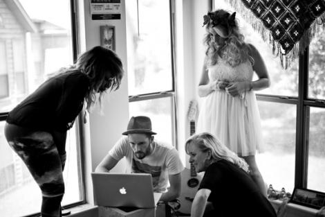 Behind the Scenes of Elise Testone&#039;s September 2013 Photoshoot