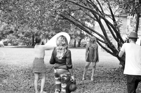 Behind the Scenes of Elise Testone&#039;s September 2013 Photoshoot